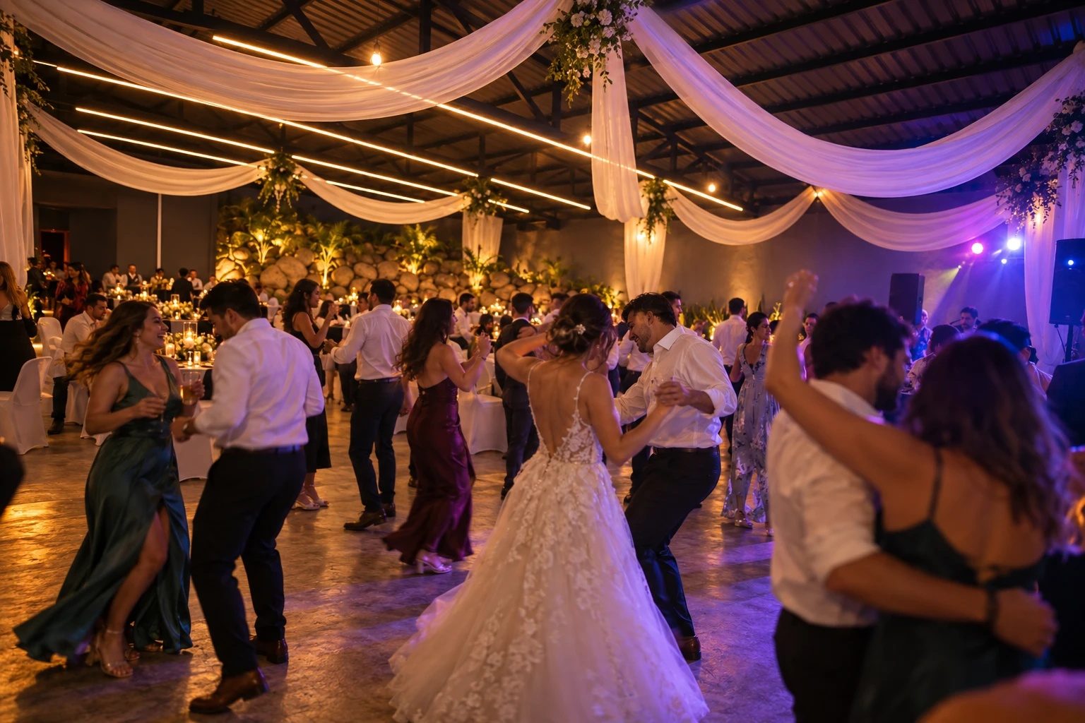 Pista de baile de una boda en el salón del Centro Mirador, con telas y luces cálidas